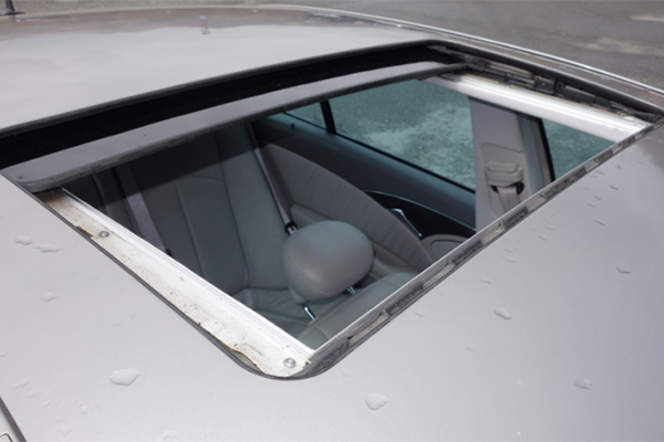 You are currently viewing Man awarded compensation in exploding sunroof case