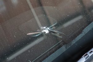 Read more about the article Police called on man who refused to pay for shoddy windshield repair job
