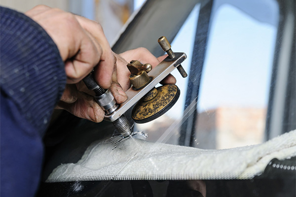 You are currently viewing Factors that determine whether your windshield should be replaced or repaired