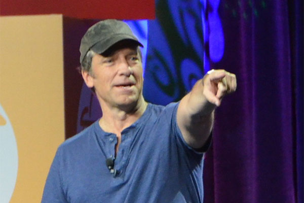 You are currently viewing Mike Rowe to speak at Auto Glass Week™ 2022